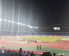 山东泰山球迷背对球场 山东泰山球迷背对球场